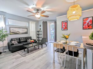 TV connectée, baby-foot, table de tennis de table, livres