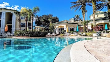 Alberca al aire libre y alberca climatizada