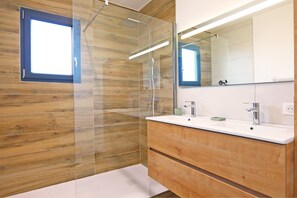 Douche, articles de toilette gratuits, sèche-cheveux