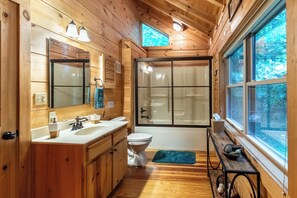 Shower, hair dryer, towels, soap - PeakView - Breathtaking Mountain Views! (Maggie Valley)