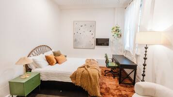 3 bedrooms, desk, iron/ironing board, free WiFi