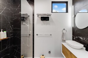 Dusche, Haartrockner, Bidet, Handtücher