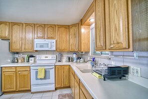 Fridge, microwave, oven, stovetop - Lovely 3 Bedroom Ranch Style Home in the Heart of Longmont (Longmont)