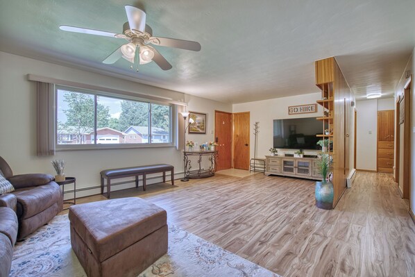 Smart TV, books, stereo - Lovely 3 Bedroom Ranch Style Home in the Heart of Longmont (Longmont)
