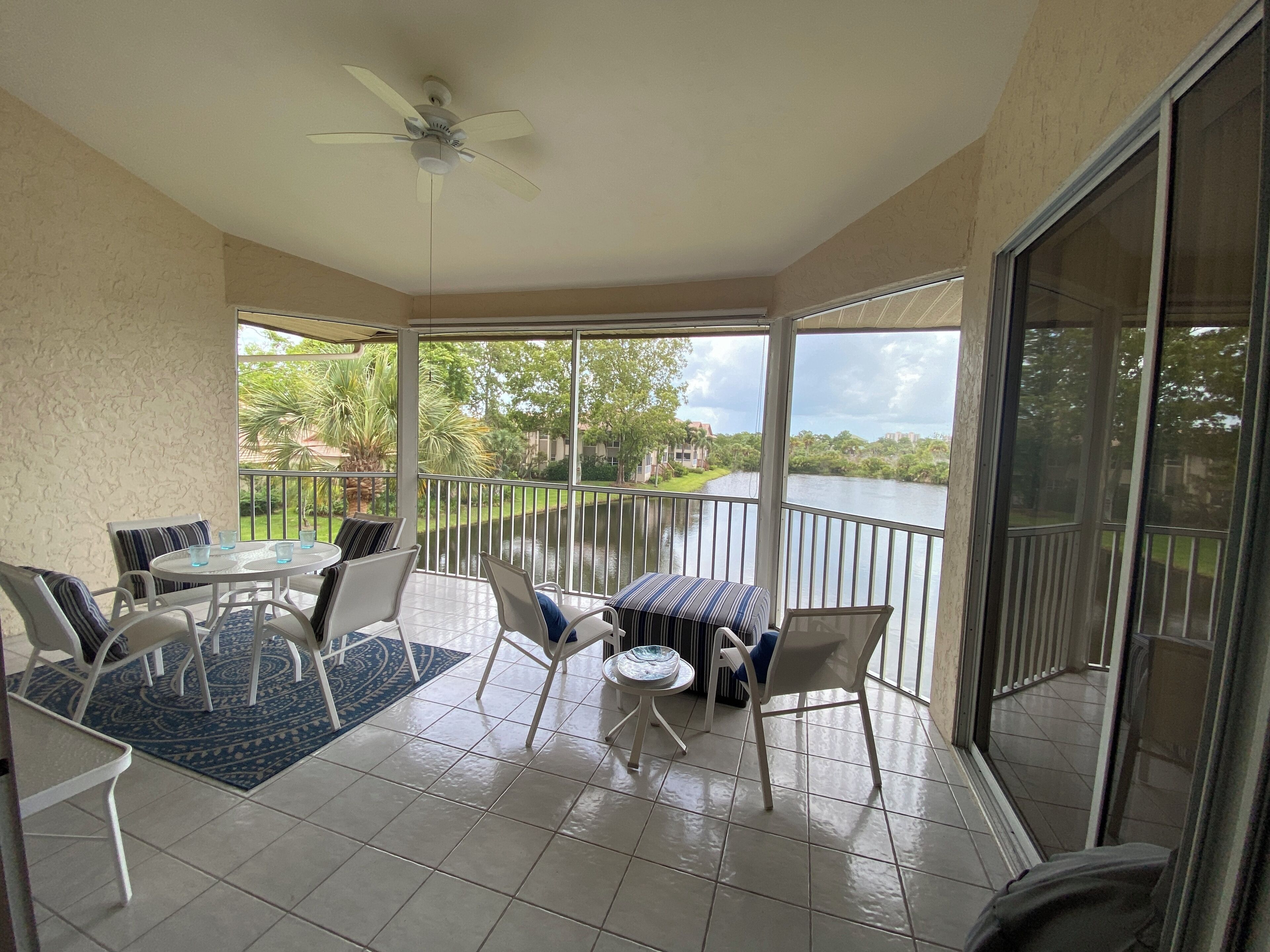 Attractive 3-bed, 3 bath condo w/AC .  Stunning sunset views over scenic lake 