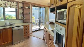 Frigorífico, microondas, horno y placa de cocina