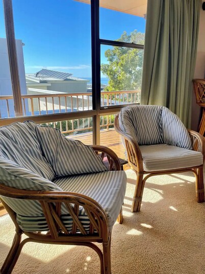 Family and pet friendly home close to beach, lake, shops and town centre.