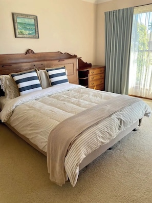 3 bedrooms, iron/ironing board, free WiFi, bed sheets - Family and pet friendly home close to beach, lake, shops and town centre. (Lake Cathie)