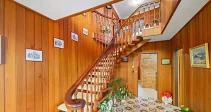 Family and pet friendly home close to beach, lake, shops and town centre.