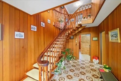 Family and pet friendly home close to beach, lake, shops and town centre.