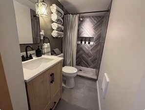 Douche, séchoir à cheveux, serviettes fournies, savon
