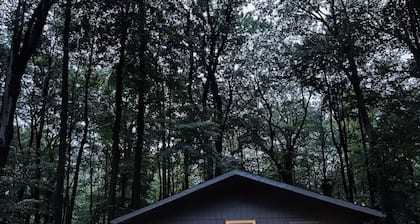 The Romantic Getaway W/Fireplace-Grill-Fire pit-walkable distance to the Lake!