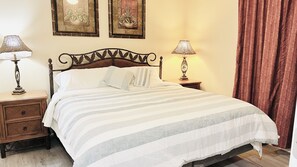 2 Schlafzimmer, Zimmersafe, Schreibtisch, Bügeleisen/Bügelbrett