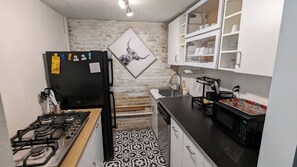 Køleskab, mikrobølgeovn, kaffe-/temaskine, brødrister
