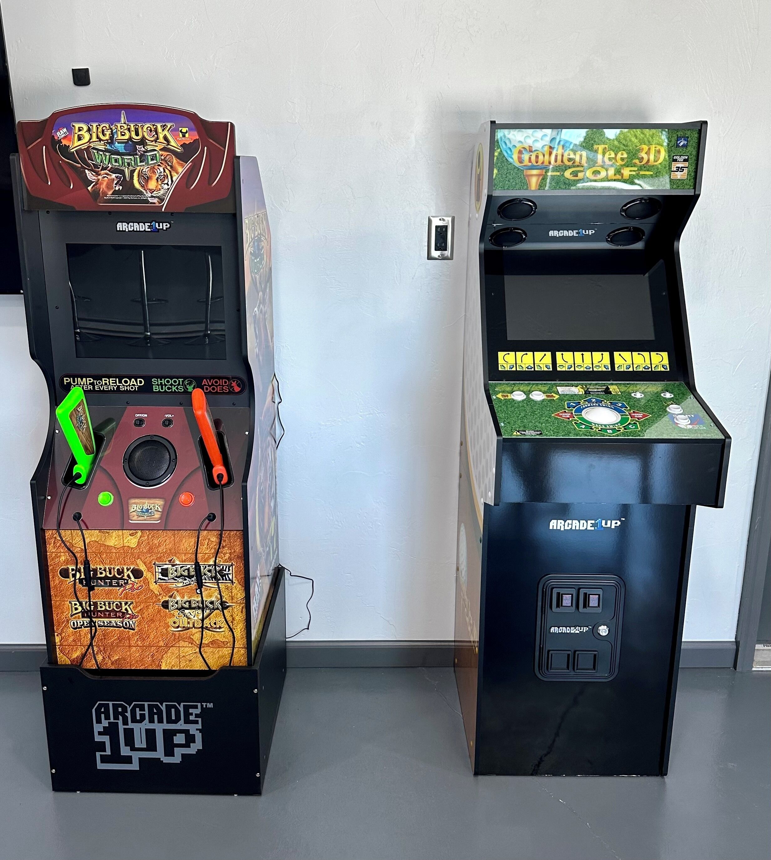 Due macchinette arcade, una con l'etichetta 'Big Buck World' e l'altra 'Golden Tee 3D Golf', entrambe a marchio Arcade1UP.