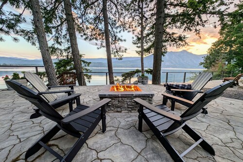 Family-friendly lakefront cabin with fire pit and deck