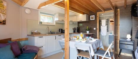 Design Apartment, Private Bathroom (Sleeps 2-6 - Mezzanine) | Restaurant