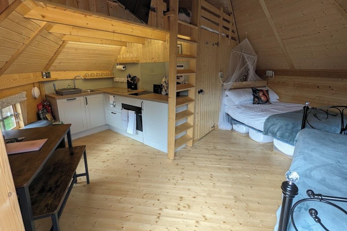 Chalet rustique romantique, Plusieurs lits, cuisinette, vue sur le jardin | Literie de qualitĂ©, rideaux dâobscurcissement, fer et planche Ă repasser