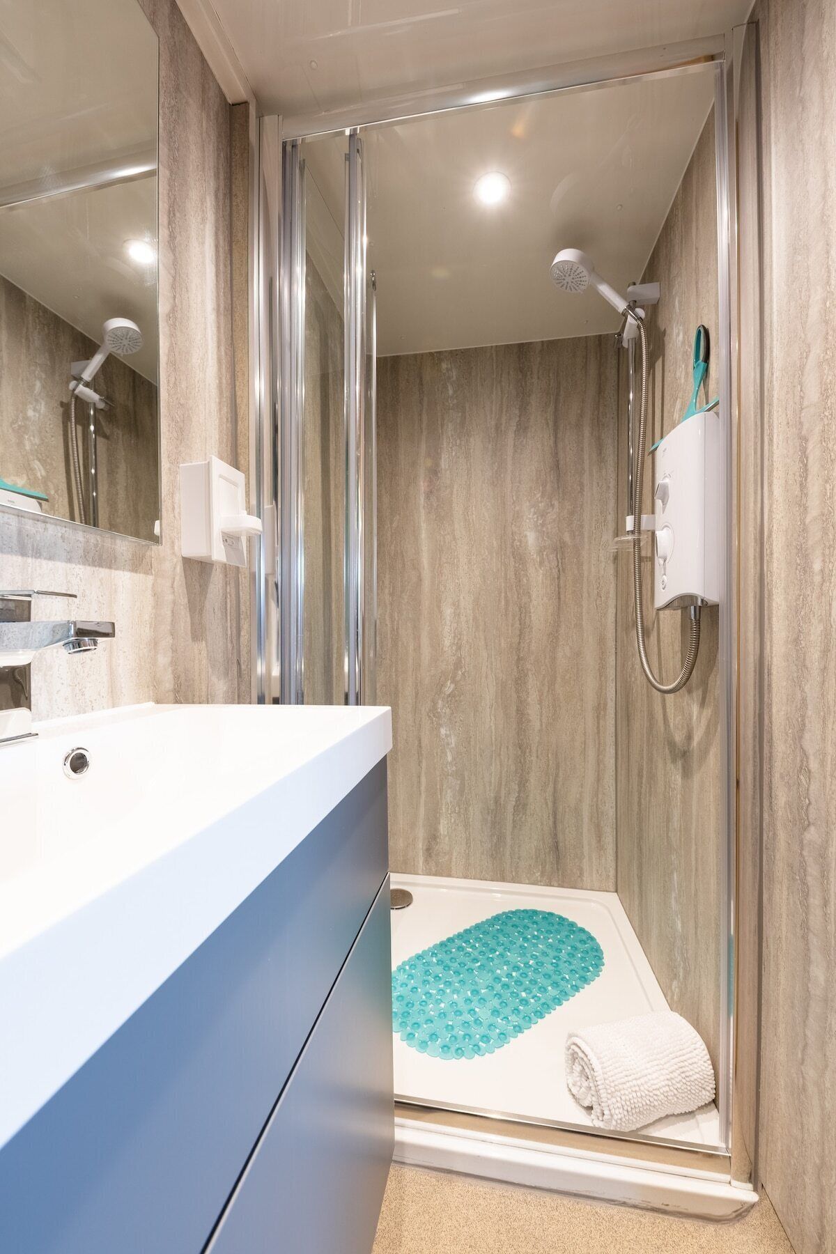 時尚公寓, 私人浴室 (Sleeps 2-6 - Mezzanine) | 浴室 | 淋浴設備、提供毛巾、番梘