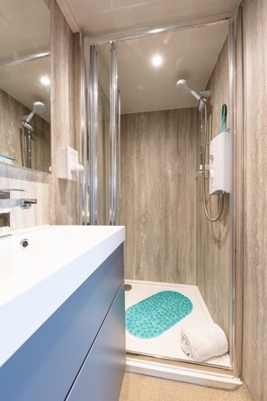 Design Apartment, Private Bathroom (Sleeps 2-6 - Mezzanine) | Bathroom