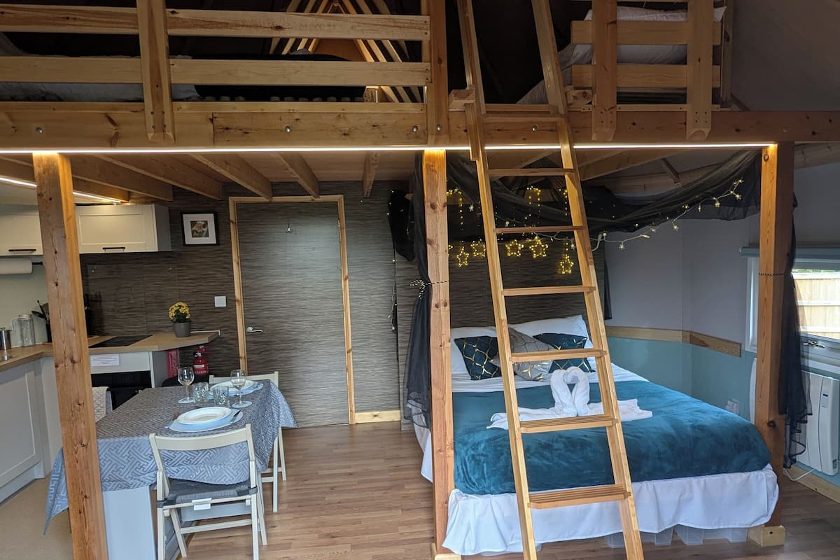 Chalet rustique familial | Aire de séjour | Téléviseur connecté de 32 po avec télévision numérique