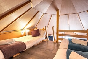 Design Apartment, Private Bathroom (Sleeps 2-6 - Mezzanine) - Woods Meadow Glamping (West Malling)