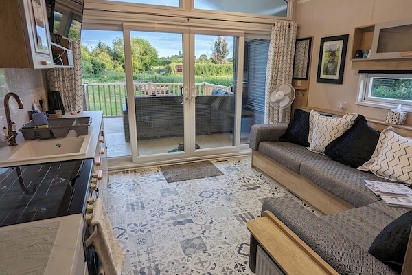 Family Cabin, Berbilang Katil, Kitchen, Garden View | Peralatan tempat tidur premium, langsir/tirai gelap terus