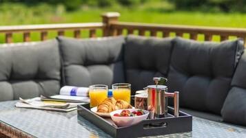 Cabane Premium, salle de bains privée, vue cour intérieure (Sleeps 2-6 - Mezzanine) | Terrasse/Patio