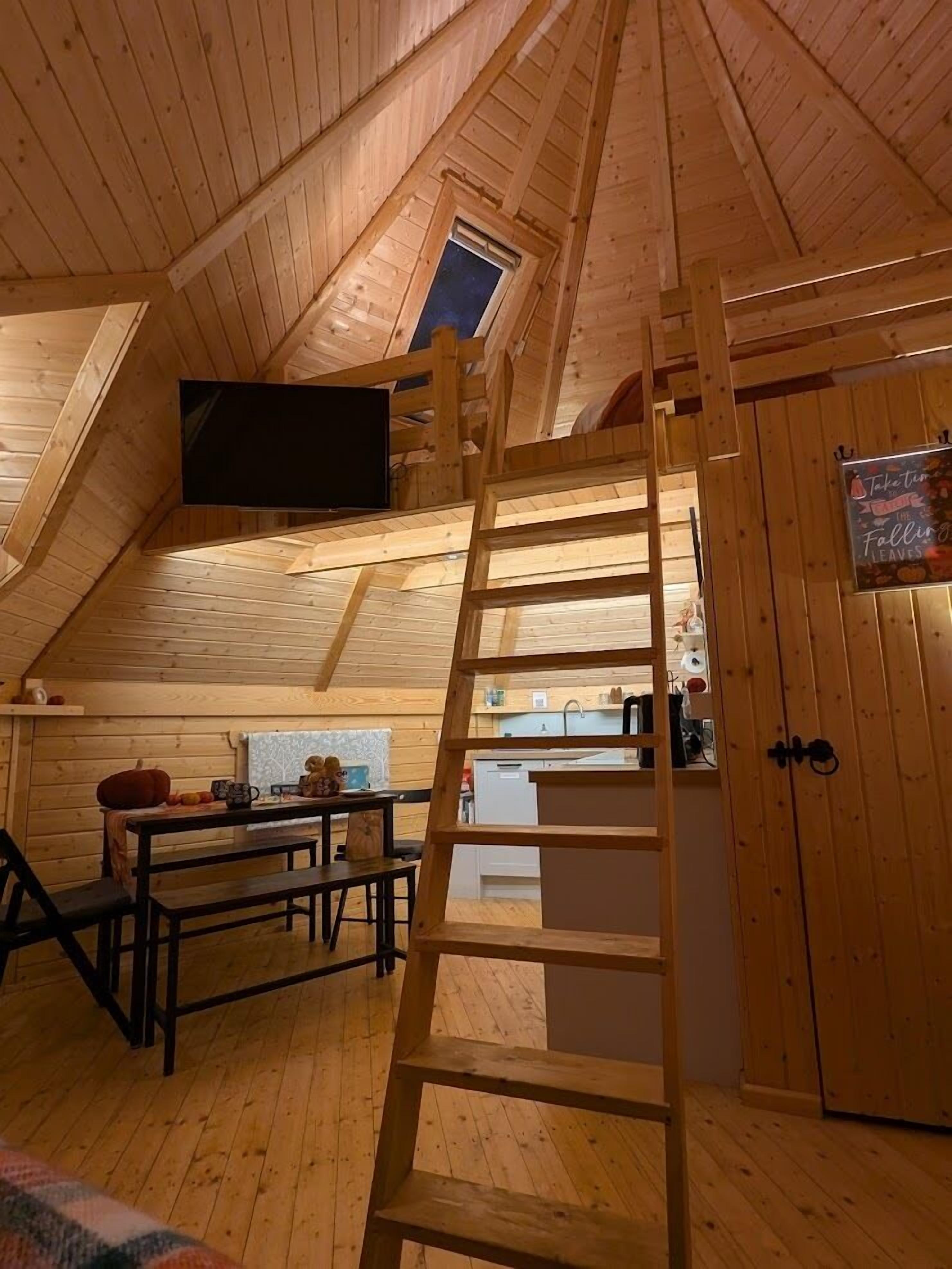 Premium Cabin, Private Bathroom, Courtyard View (Sleeps 2-6 - Mezzanine) | Bahagian dalam