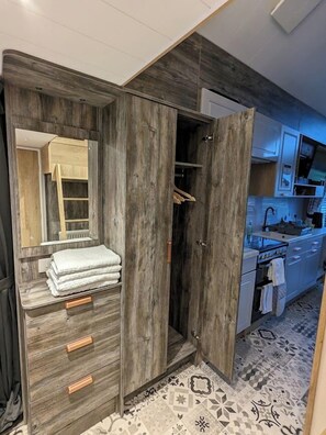 Cabana família, várias camas, cozinha, vista para o jardim | Comodidades do quarto