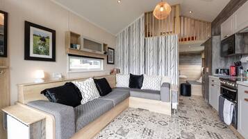 Luxury Cabin, Private Bathroom, Courtyard View (Sleeps 2-6 Private Hottub) | Interior