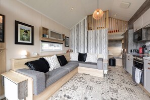 Lyxstuga - privat badrum - utsikt mot innergården (Sleeps 2-6 Private Hottub) | Interiör