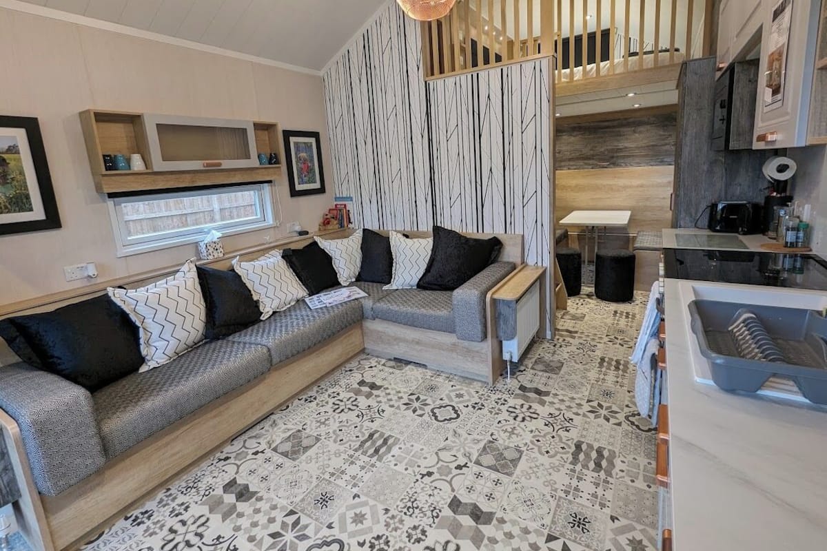 Chalet rustique familial, Plusieurs lits, cuisine, vue sur le jardin | Aire de séjour | Téléviseur connecté de 32 po avec télévision numérique