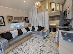 Cabana família, várias camas, cozinha, vista para o jardim | Área de estar | Smart TV 32 polegadas com canais digitais