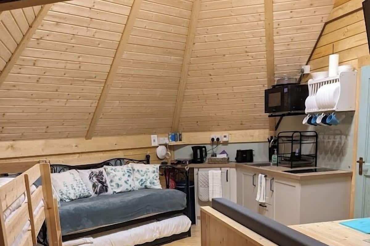 Chalet rustique familial, 1 chambre, cuisinette, vue sur le jardin | Literie de qualitĂ©, rideaux dâobscurcissement, fer et planche Ă repasser