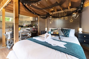 Design Apartment, Private Bathroom (Sleeps 2-6 - Mezzanine)