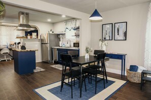 Réfrigérateur, four à micro-ondes, surface de cuisson, lave-vaisselle