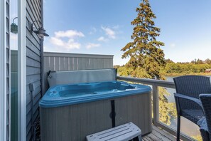 Outdoor spa tub - Lakefront Townhome with Dock on Devils Lake (Lincoln City)