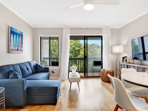 Smart TV - Community Pool | Beach Condo With Resort Amenities (Tybee Island)