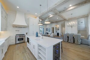 Kühlschrank, Mikrowelle, Herdplatte, Geschirrspüler