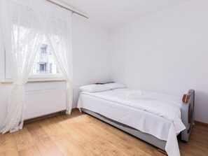 1 soveværelse, strygejern/strygebræt, sengetøj