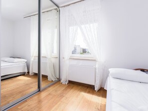 1 bedroom, iron/ironing board, bed sheets - Brzeźno Homely Apartment (Gdansk)