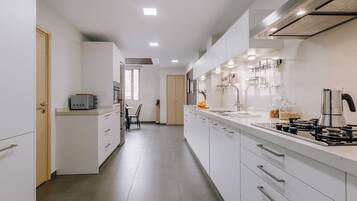 Een koelkast, een oven, een kookplaat, een vaatwasser