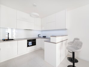 Fridge, oven, stovetop, dishwasher