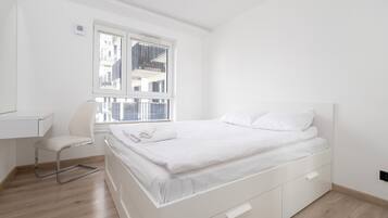 1 dormitori, planxa i posts de planxar, wifi i roba de llit