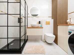 Douche, séchoir à cheveux, serviettes fournies