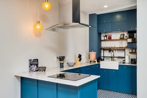 Een koelkast, een oven, een kookplaat