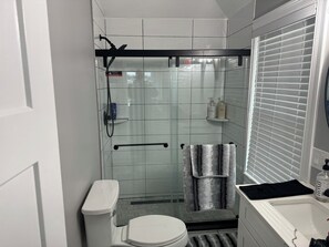 ヘアドライヤー、タオル、石鹸、トイレットペーパー