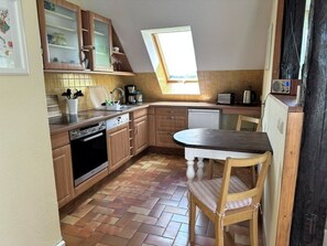 Fridge, microwave, oven, stovetop - Landferienwohnung 1 Danneborth - Willkommen in der Landferienwohnung 1 in Danneborth! (Carinerland)