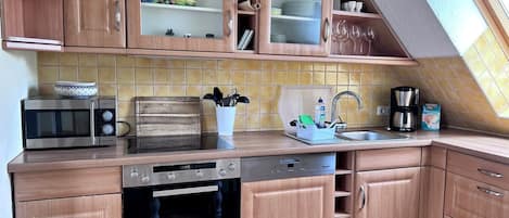 冷蔵庫、電子レンジ、オーブン、コンロ